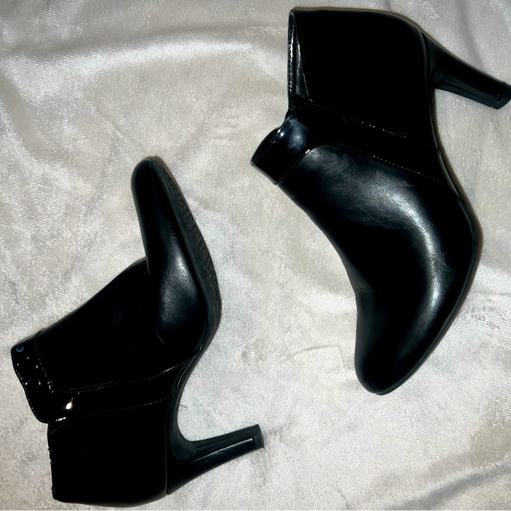 Bandolino B Flexible Black Heeled Ankle Boots… Size 8M with Zippers and Shinny